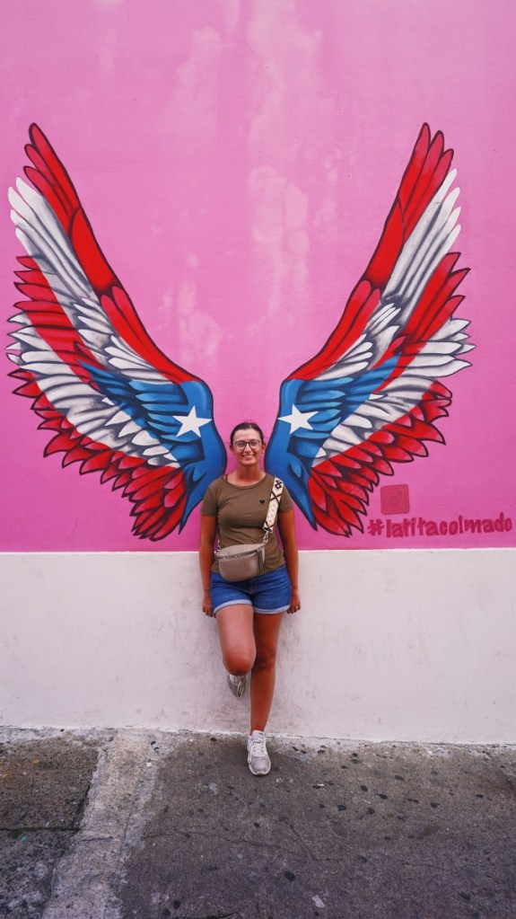 Eine weitere Wandmalerei: Engelsflügel mit der Flagge Puerto Ricos
