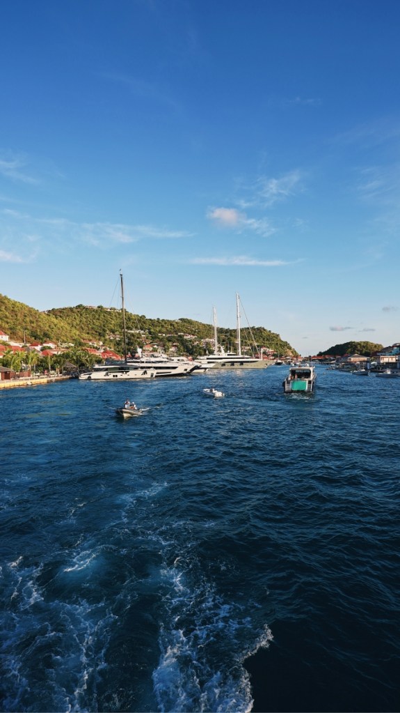 Ausfahrt aus dem Hafen von Gustavia