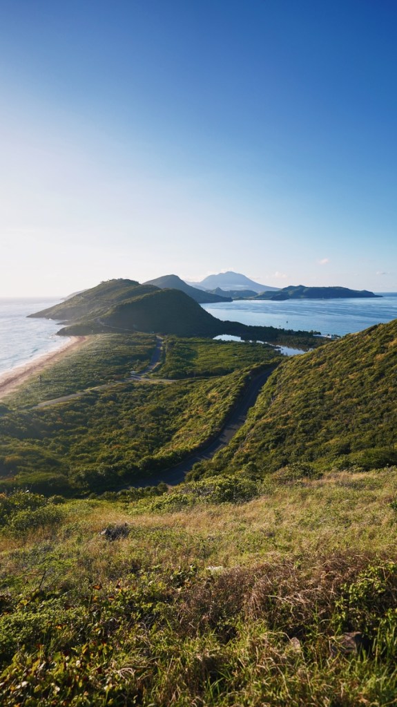 Der Süden von St. Kitts mit der Insel Nevis im Hintergrund