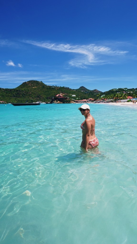 Türkisblaues Wasser, das zum Baden einlädt