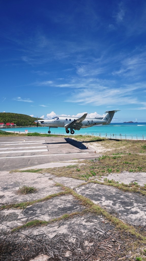 Die Start- und Landebahn liegt direkt am Strand