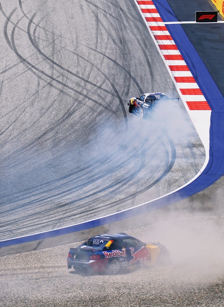 Red Bull Drift Show mit ungeplantem Ausflug ins Kiesbett