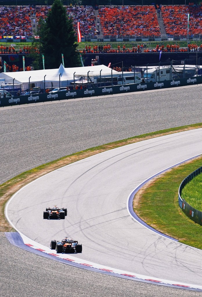 Lando Norris und Oscar Piastri mit holländischen Fans im Hintergrund