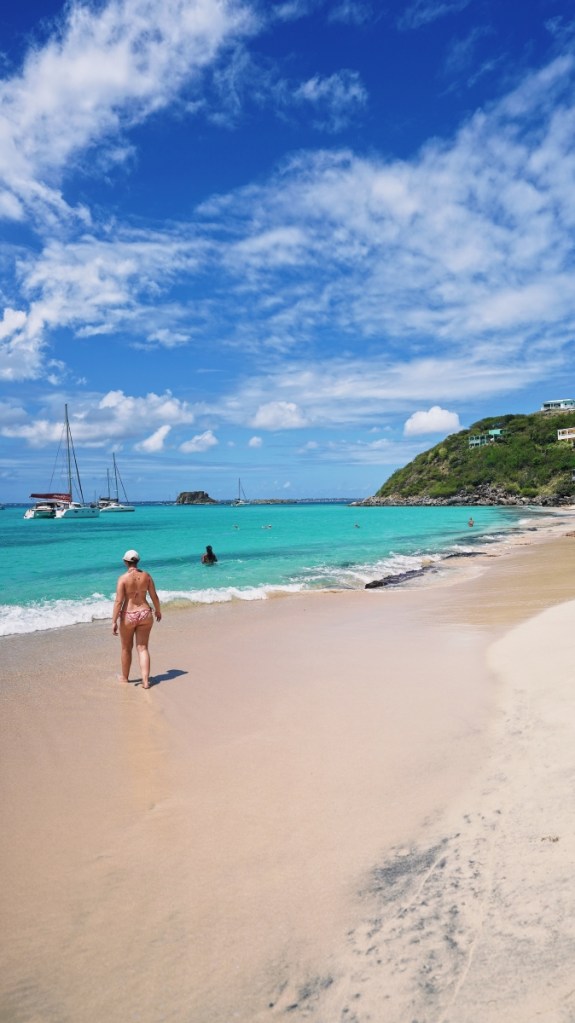 Türkisblaues Meer lädt zum Baden ein