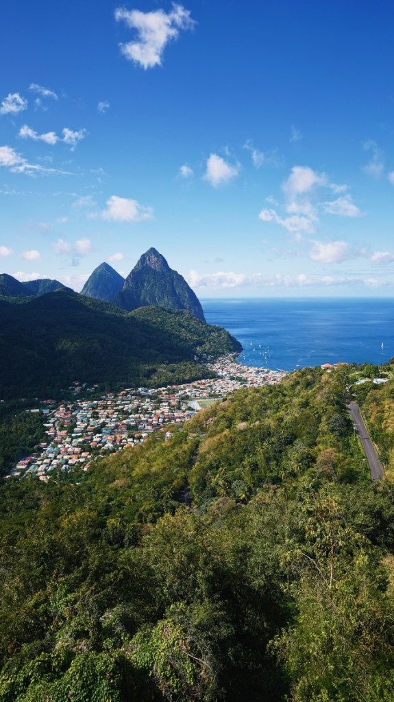 Das wohl bekannteste Wahrzeichen: Die Zwillingsvulkankegel Gros und Petit Piton, kurz die Pitons