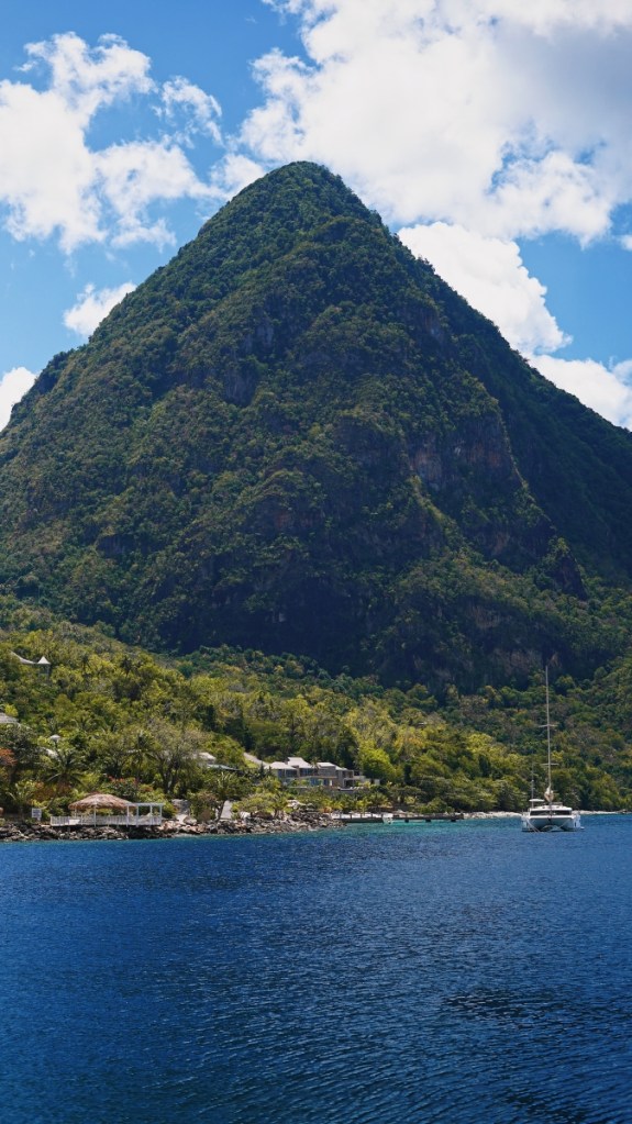 Blick auf den Gros Piton vom Sugar Beach
