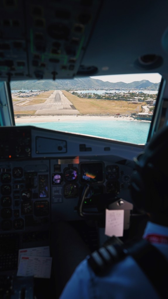 Cockpitsicht im Anflug über den Maho Beach